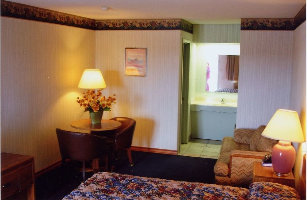 Hillcrest Inn & Suites Ozona Room photo